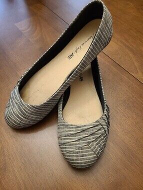 American Eagle "Bree" Gray and White Striped Pleated Women’s Ballet Flats Size 8